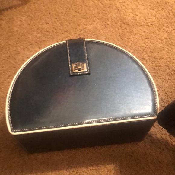 Cosmetic travel kit - Picture 3 of 3